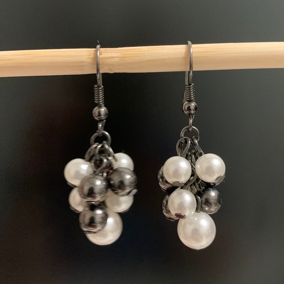 Drop earrings with plastic beads. White and black - Picture 3 of 4